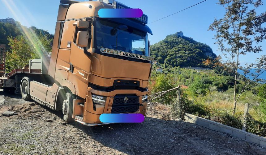 Cide’de kayan tır yolu 2 saat ulaşıma kapattı