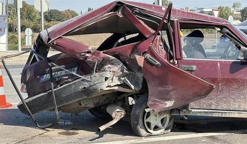 D-100’de feci kaza: Kastamonu plakalı araç adeta parçalandı!