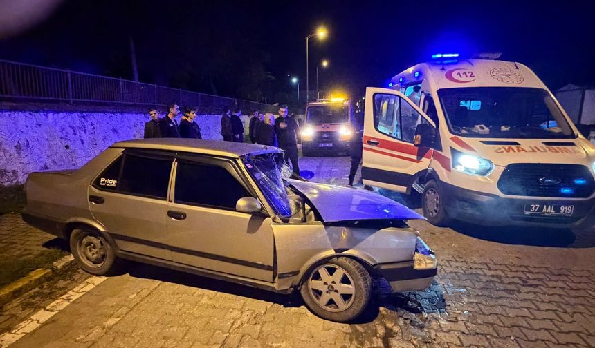 İnebolu’da otomobil kamyonete çarptı: 3 yaralı