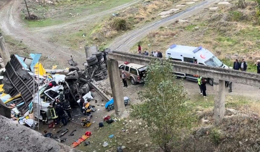 Kastamonu'da kamyon köprüden düştü: 2 ağır yaralı!