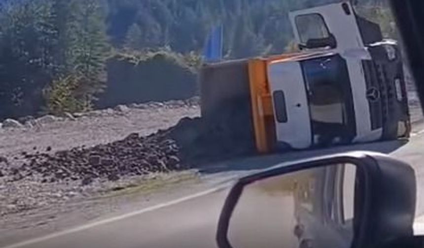 Kastamonu’da hafriyat kamyonu yola devrildi