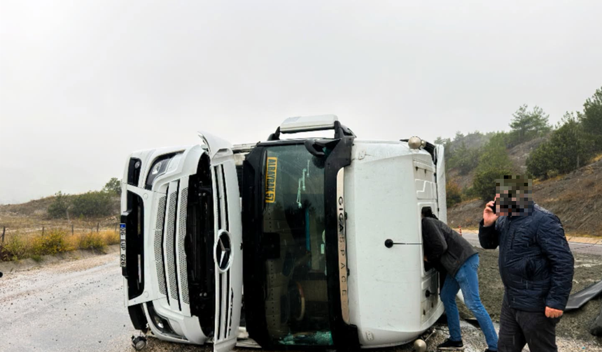 Kastamonu’da hafriyat kamyonu devrilerek yan yattı: 1 yaralı