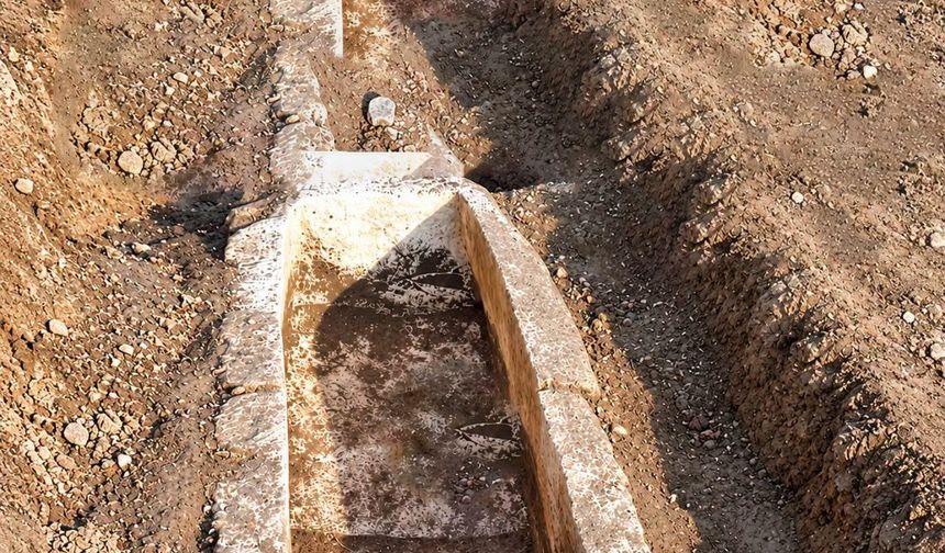 Kastamonu’da traktörün pulluğuna lahit takıldı
