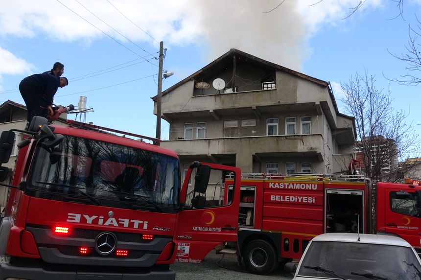 Kastamonu'da bir evin çatısında yangın meydana geldi