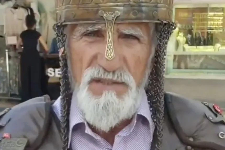 Sultan Alparslan Torunu asker kıyafetiyle cuma namazında!