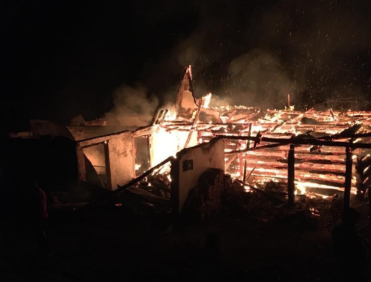 AA-20230502-31024553-31024552-KASTAMONUDA_CIKAN_YANGINDA_EV_VE_SAMANLIK_KULLANILAMAZ_HALE_GELDI