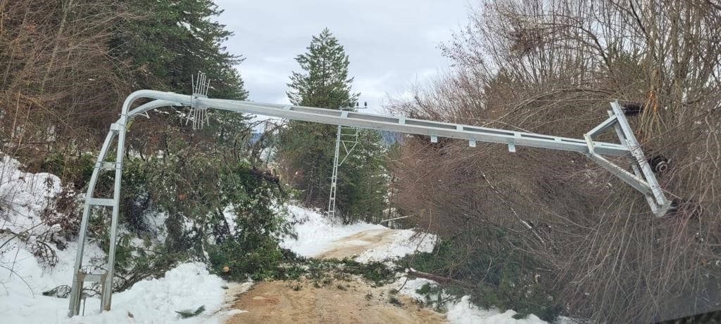 karabük fırtına elektrik direğini devirdi (1)