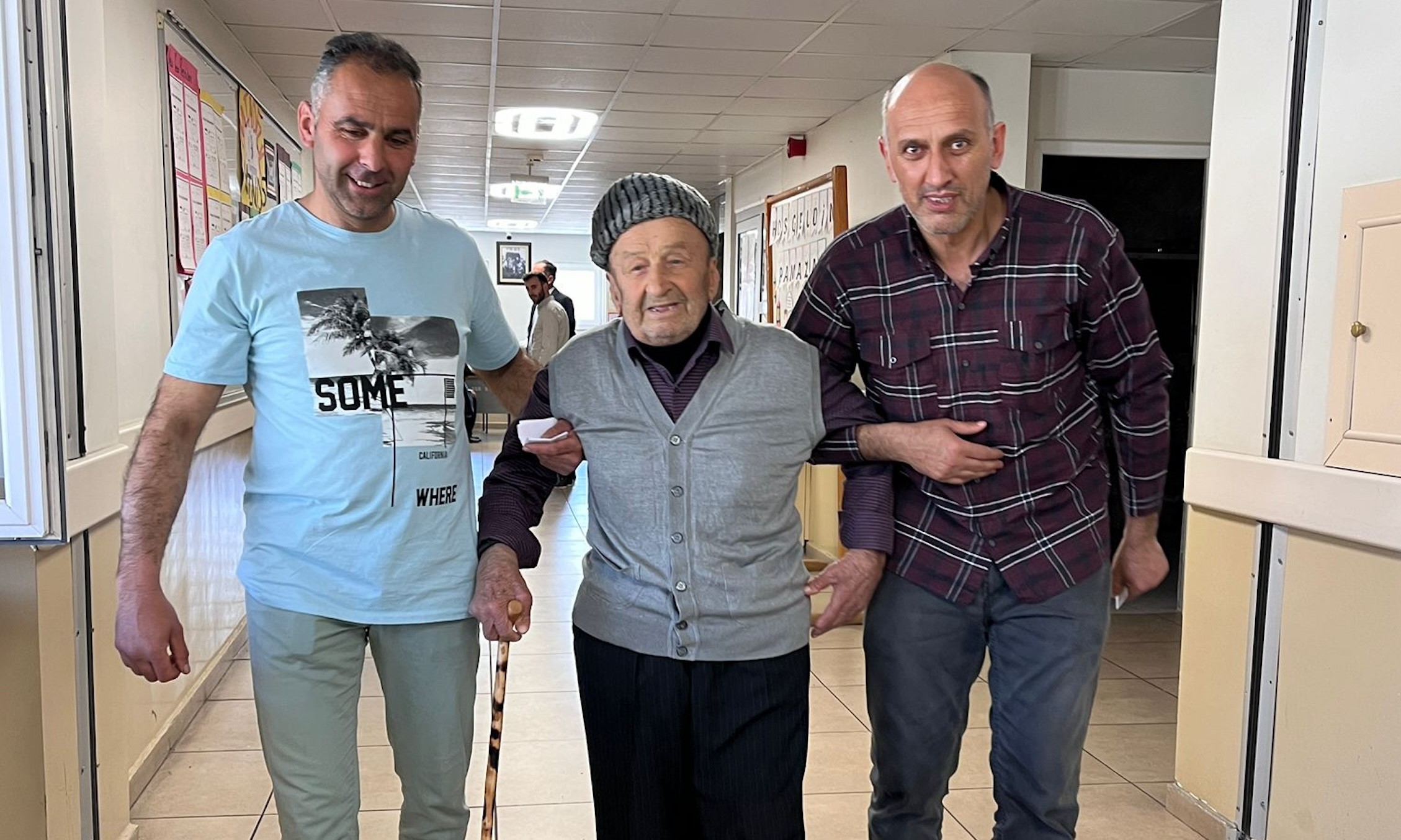 91 Yaşındaki Yaşlı Adam Iki Kişinin Kolunda Sandığa Gitti (2)
