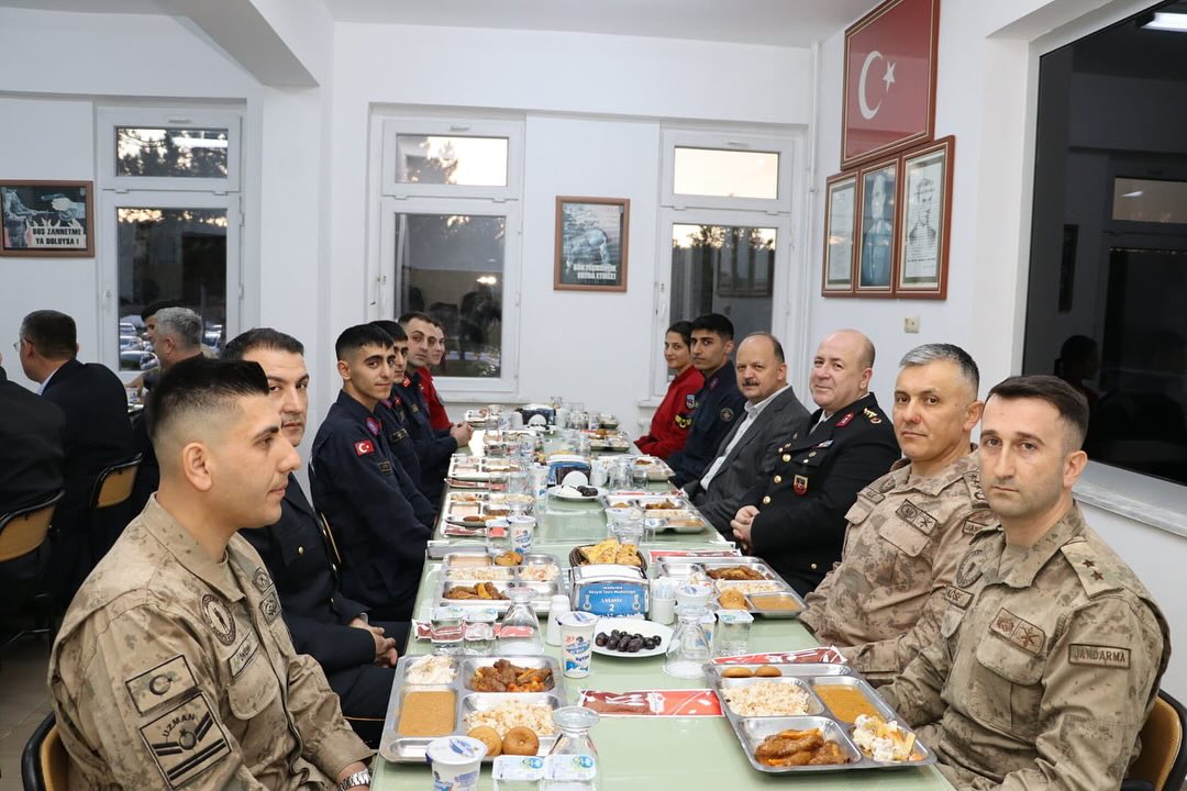 Kastamonu Valisi Dallı, Iftarını Jandarmayla Beraber Açtı (1)