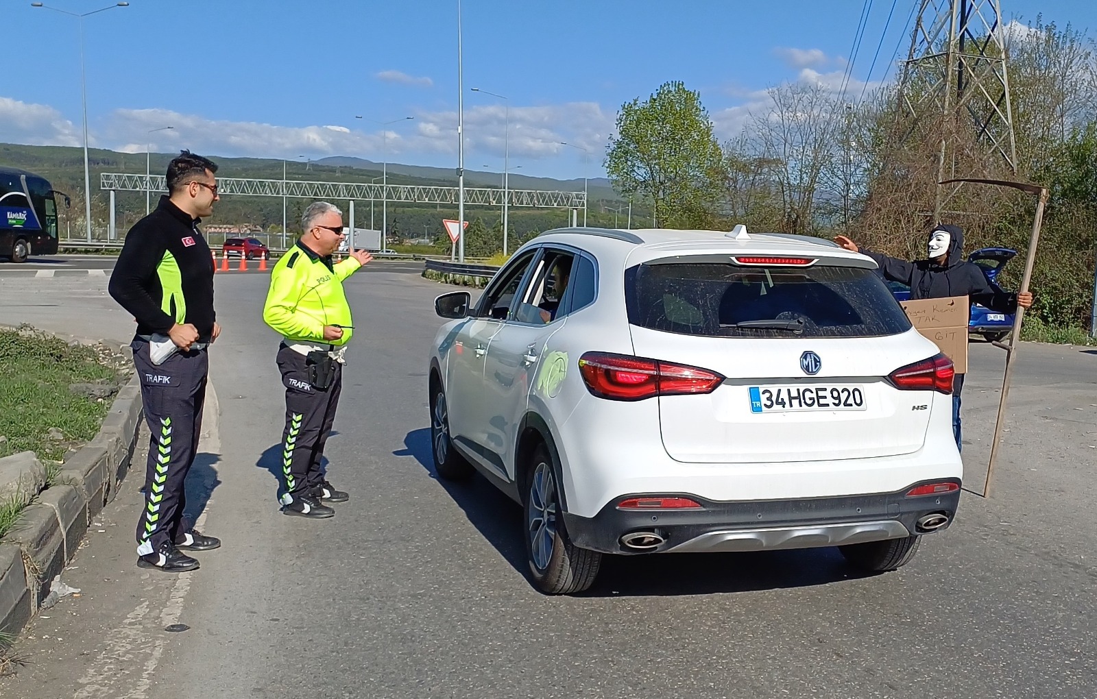 Sürücüleri Ilginç Bir Yöntem Seçerek Uyardı (3)