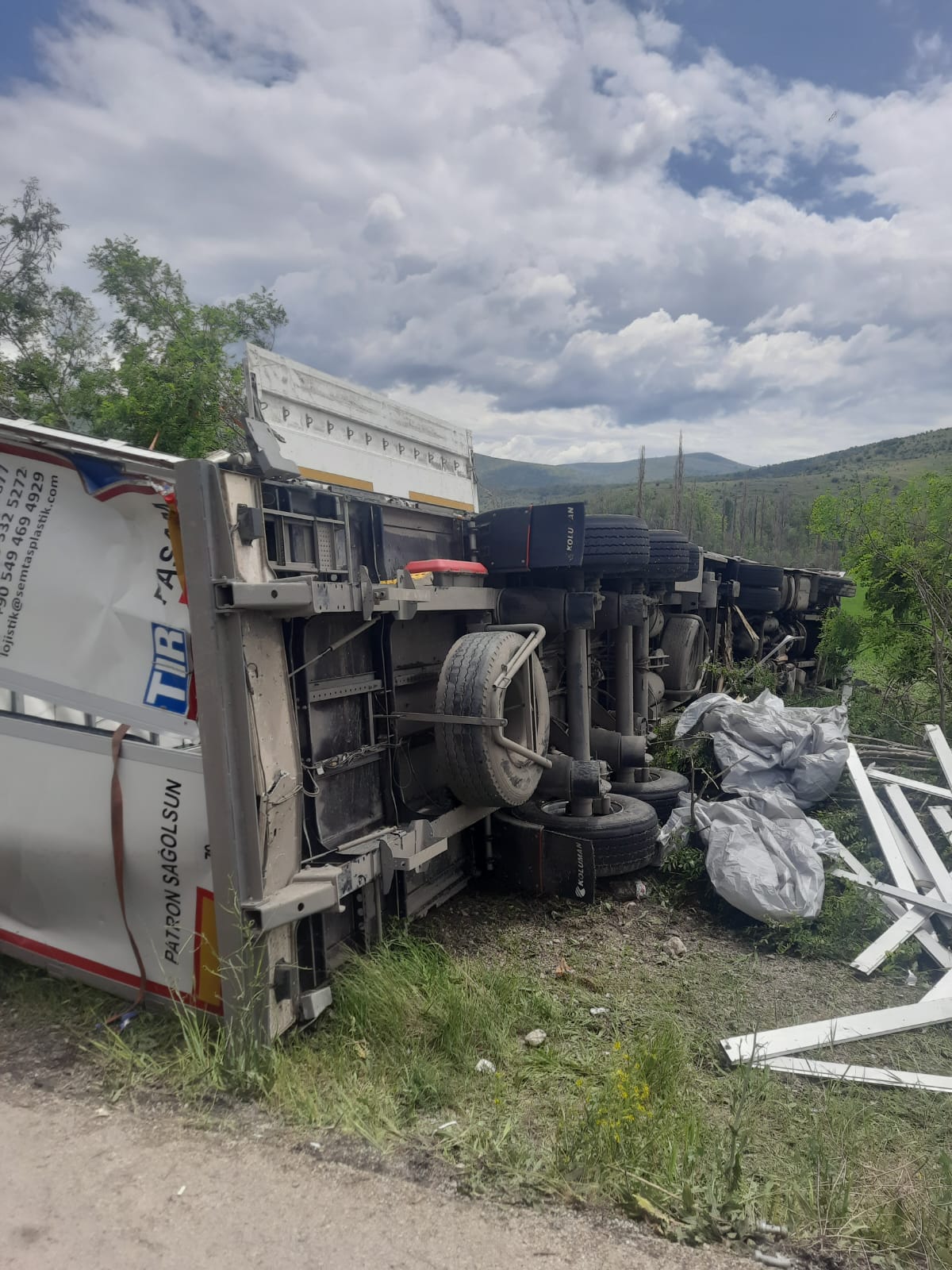 Kastamonu’da Sıfır Araçların Bulunduğu Tır Devrildi! 1 Ölü (1)