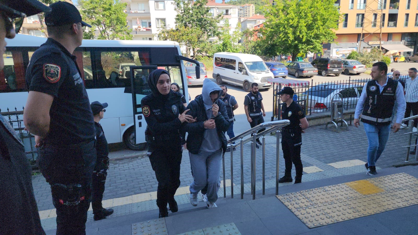 Zonguldak’ta Dolandırıcılıktan 8 Şüpheli Adliyede (1)