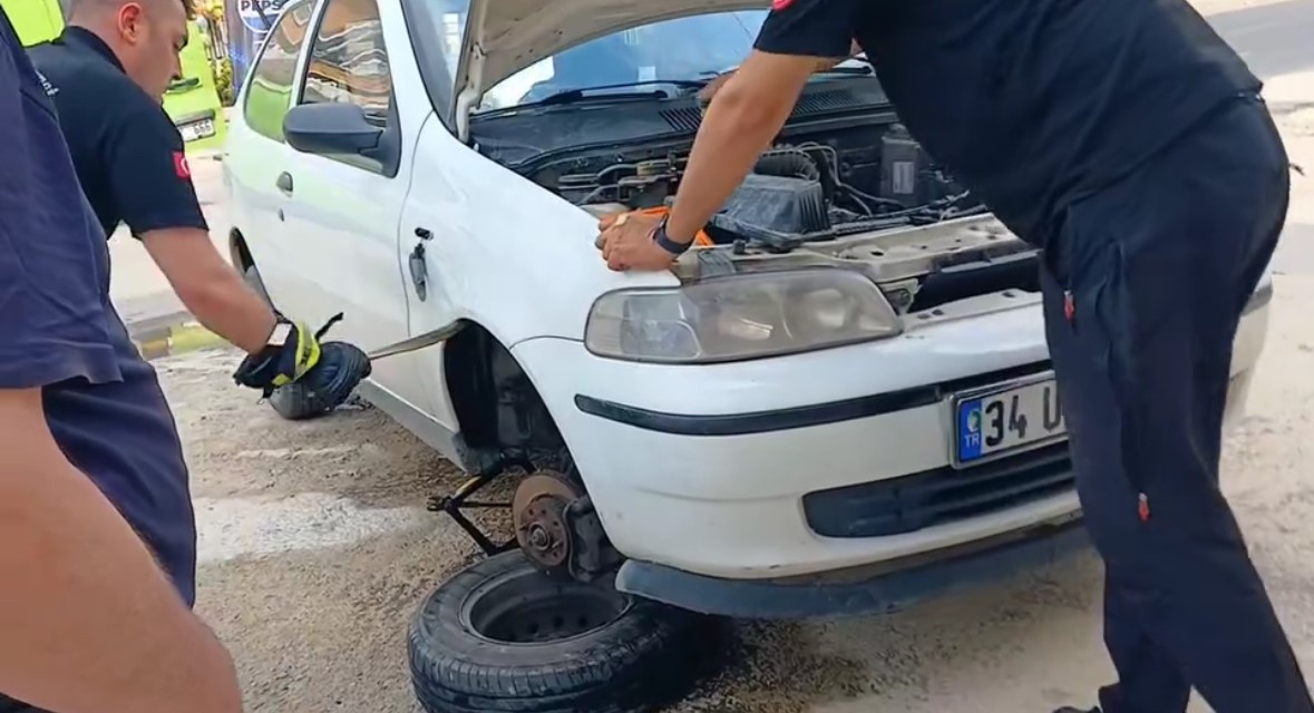 Düzce’de Otomobil Motoruna Giren 1 Metrelik Yılan Nasıl Çıkarıldı (2)