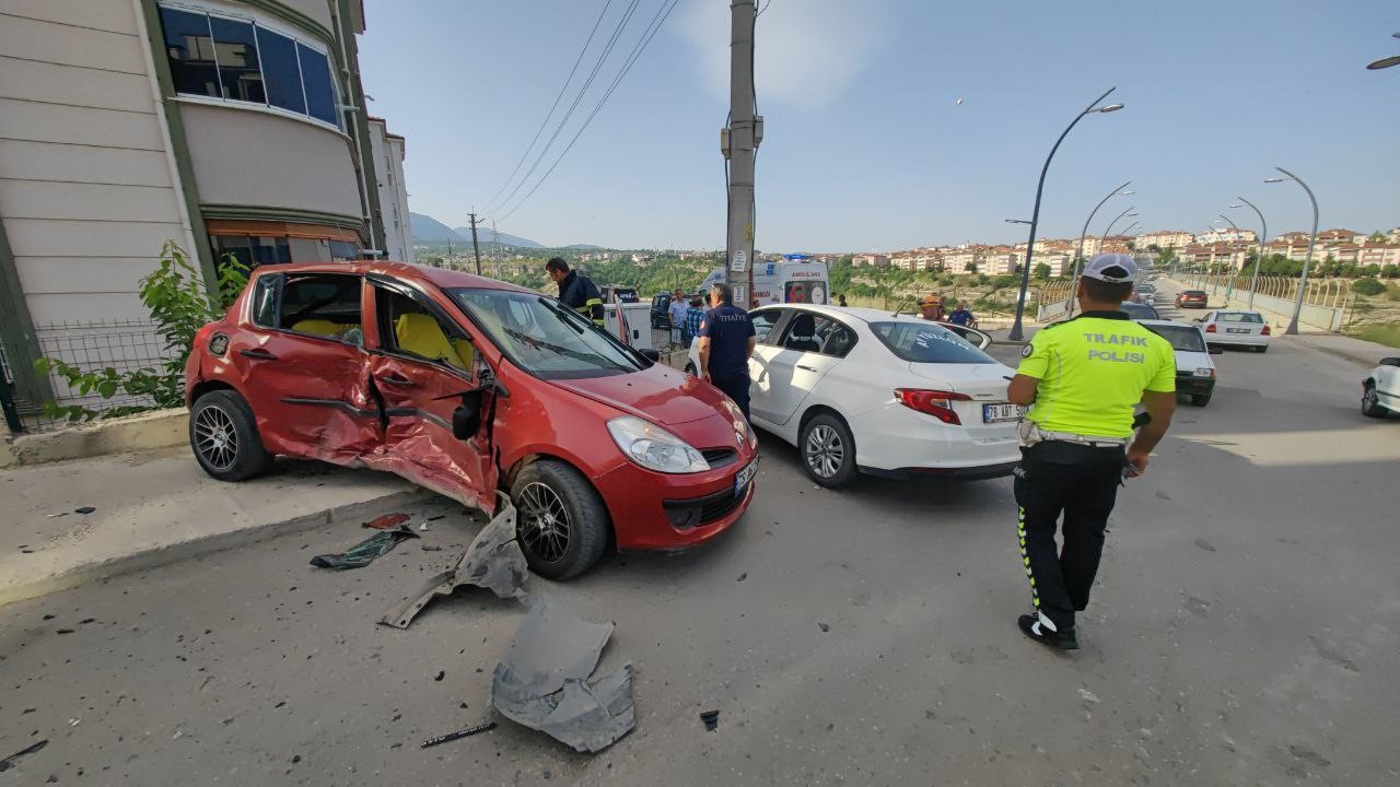 Karabük'te Iki Otomobil Çarpıştı 5 Yaralı (1)