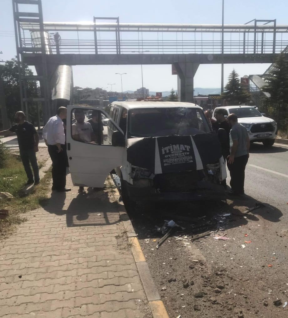 Kastamonu Özel Halk Otobüsü Ile Minibüs Çarpıştı; 2 Yaralı-1