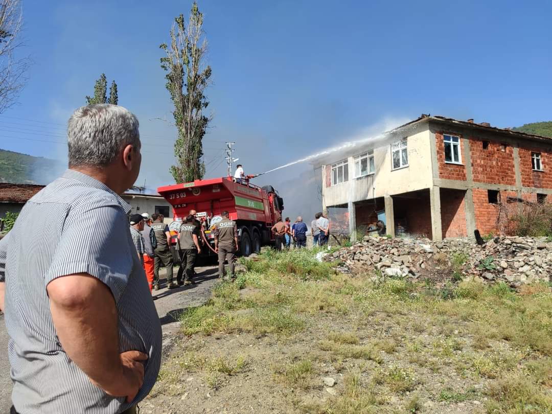 Kastamonuda Ev Yangını 10 Ev Küle Döndü Çatı