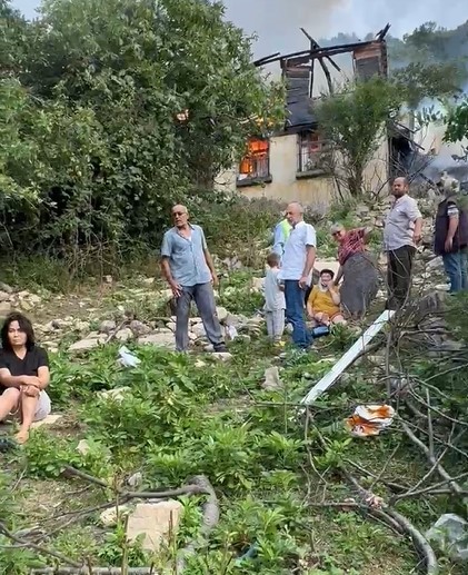 Kastamonu'da Çıkan Yangında Ahşap Ev Küle Döndü, 3 Kişi Yaralandı (2)