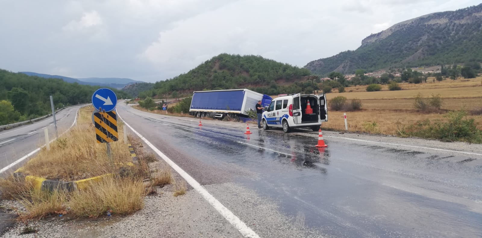 Kontrolden Çıkan Tır Şarampole Devrildi (2)