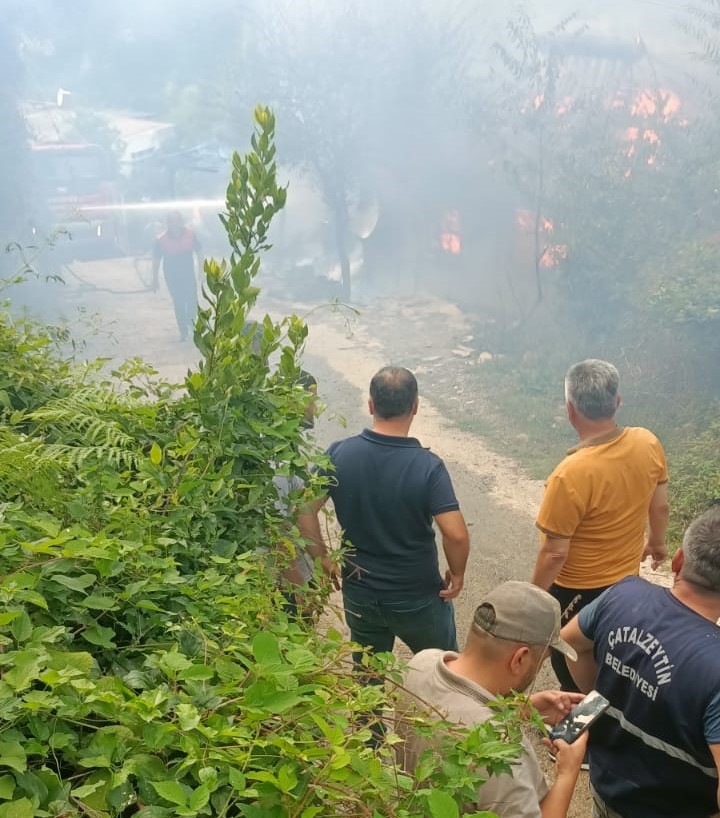 Yangında Küle Dönen Evden, Camdan Atlayarak Kurtuldular! (2)