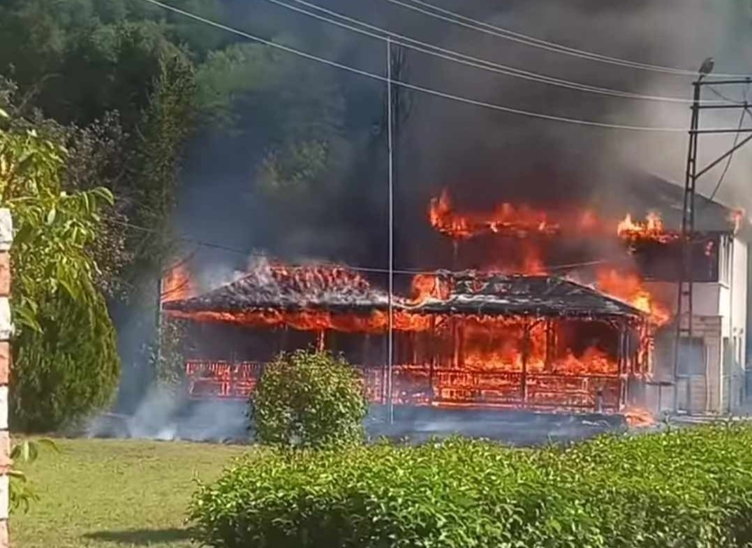 Cami bahçesinde korkutan yangın