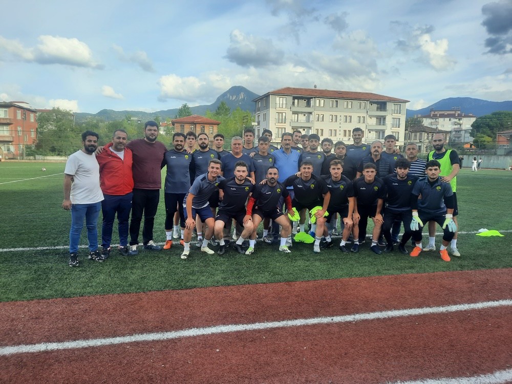 Cide Belediyespor Şampiyonluk Parolasıyla Top Başı Yaptı