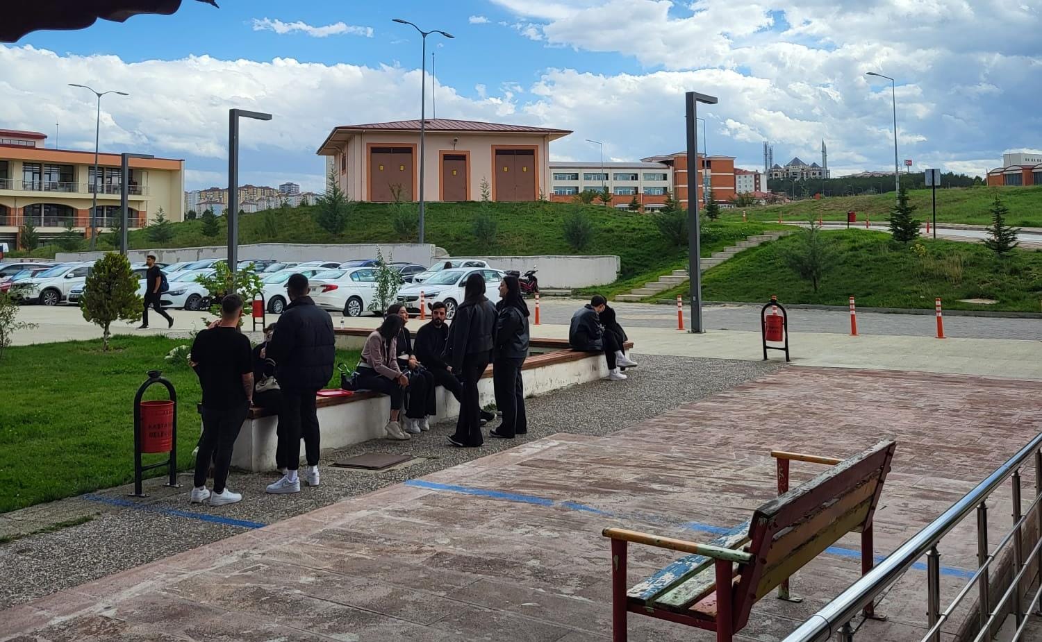 Kastamonu Üniversitesi'nde Öğrenciler Siyah Giyindi (1)