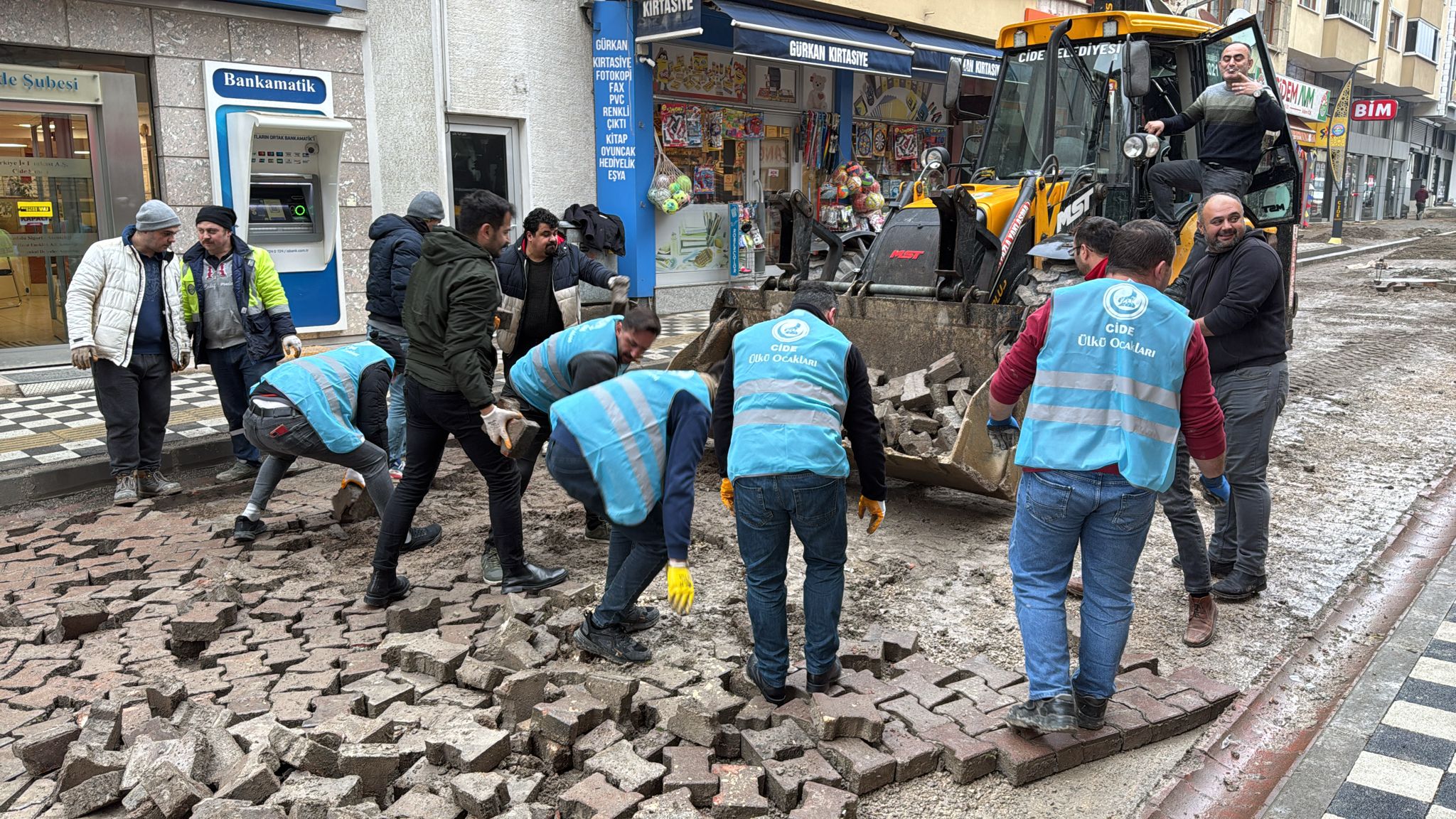 Cide Ülkü Ocağı Parke Döşedi Haber