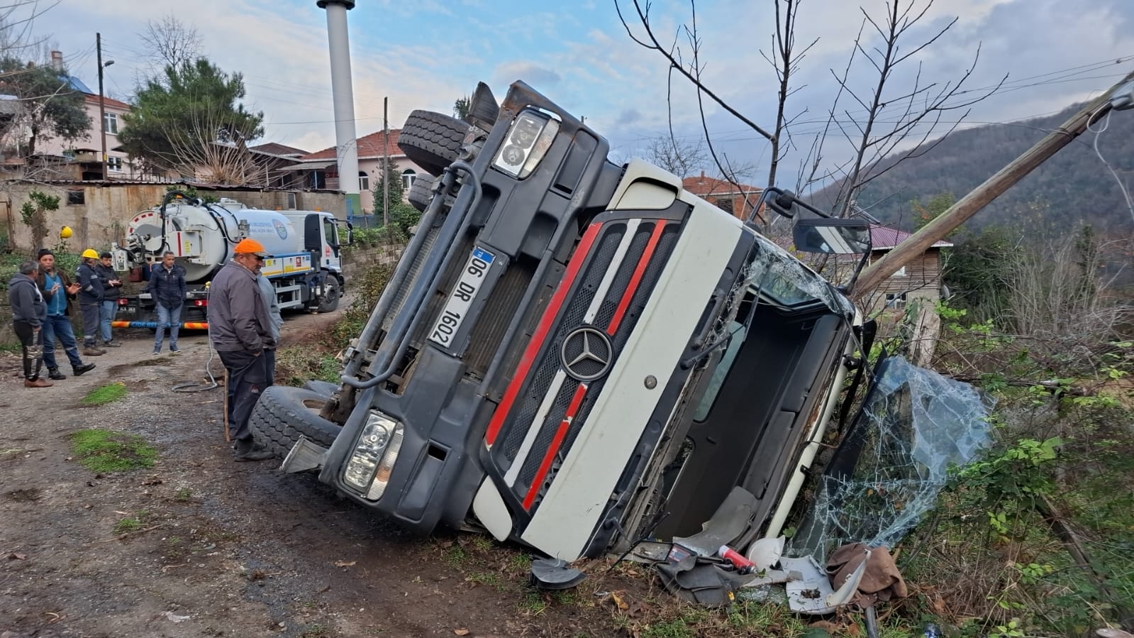 Cide'de Beton Mikseri Devrildi 1 Yaralı  (1)