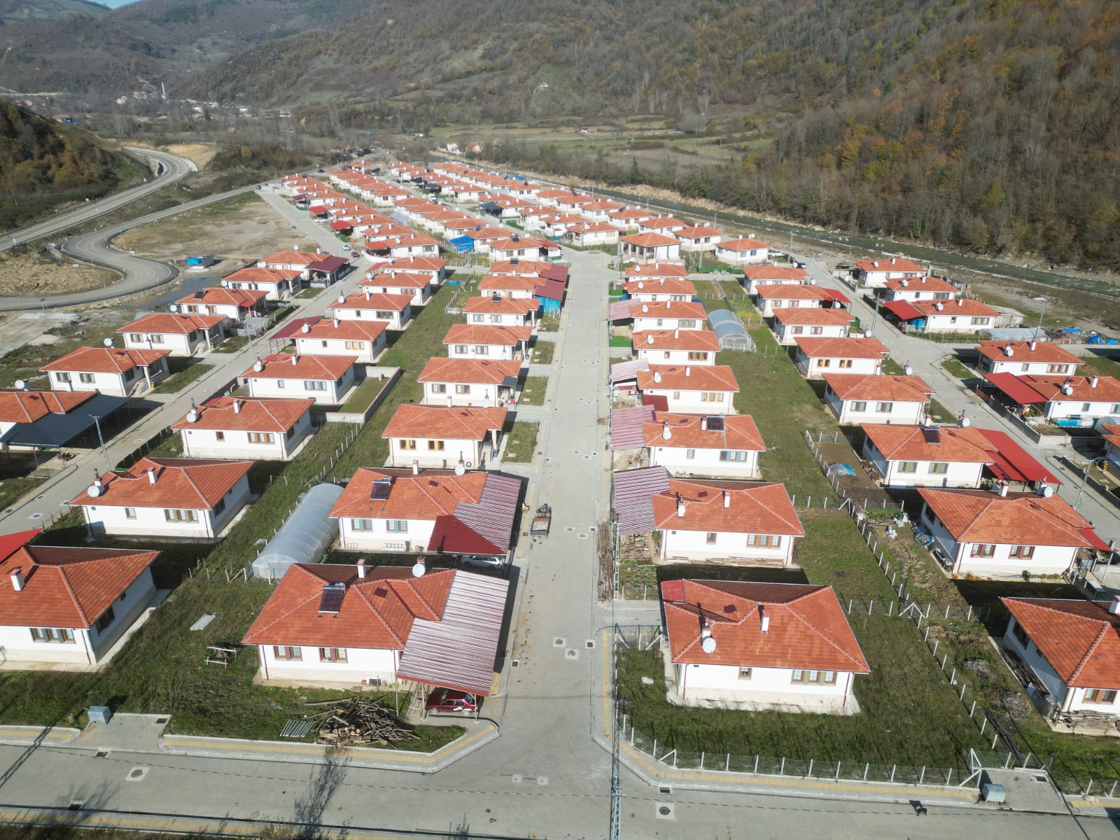 Bartın'da baraj için evlerini boşaltan vatandaşlar, TOKİ konutlarında köy hayatı yaşıyor