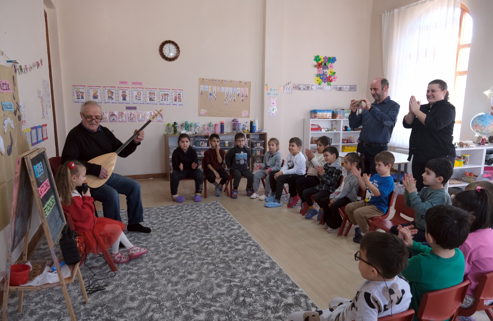 74 yaşındaki dede, torunu için saz çalmayı öğrendi