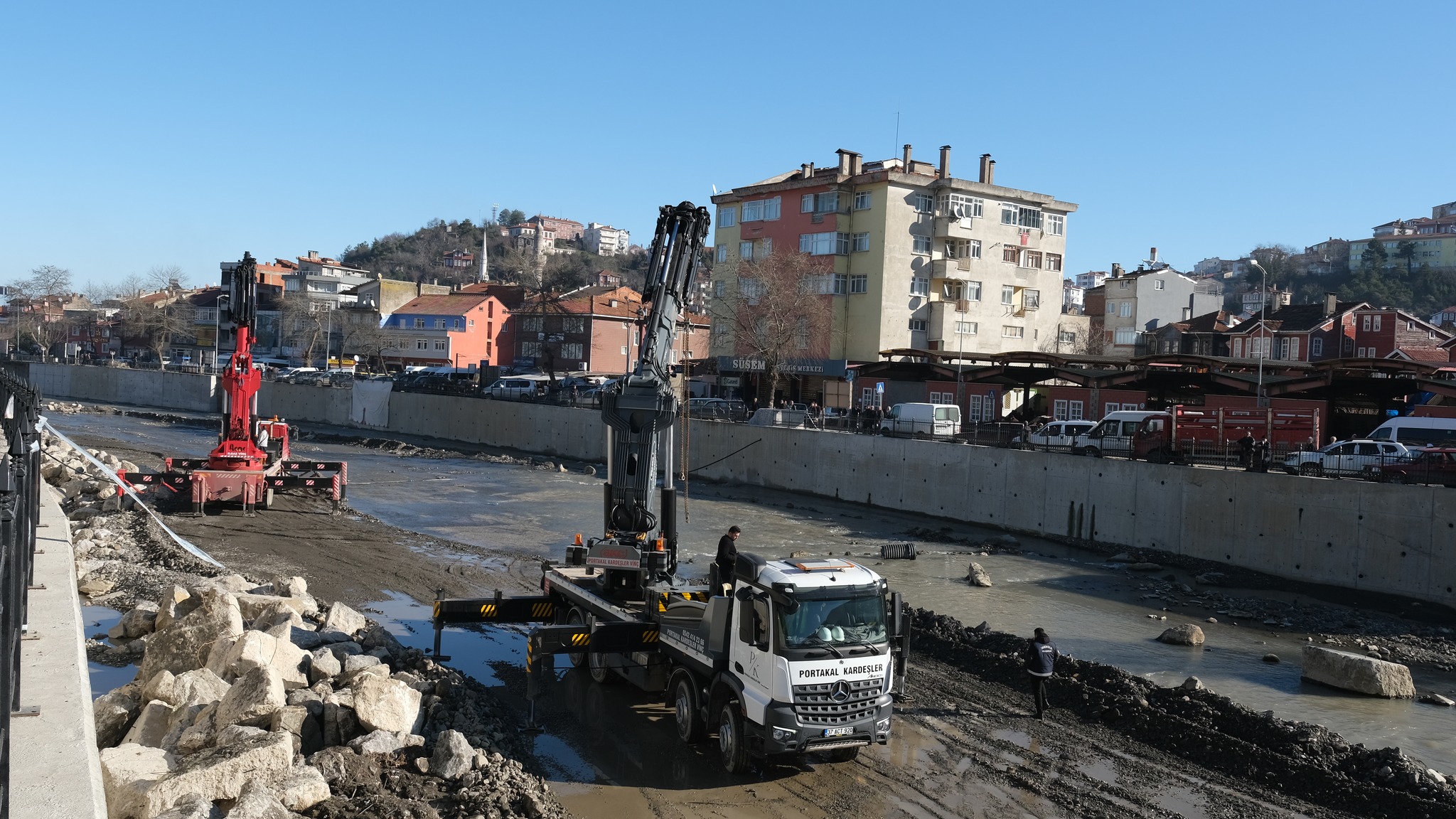 İnebolu’da Pazar Yeri Köprüsü Yeniden Monte Edildi (2)