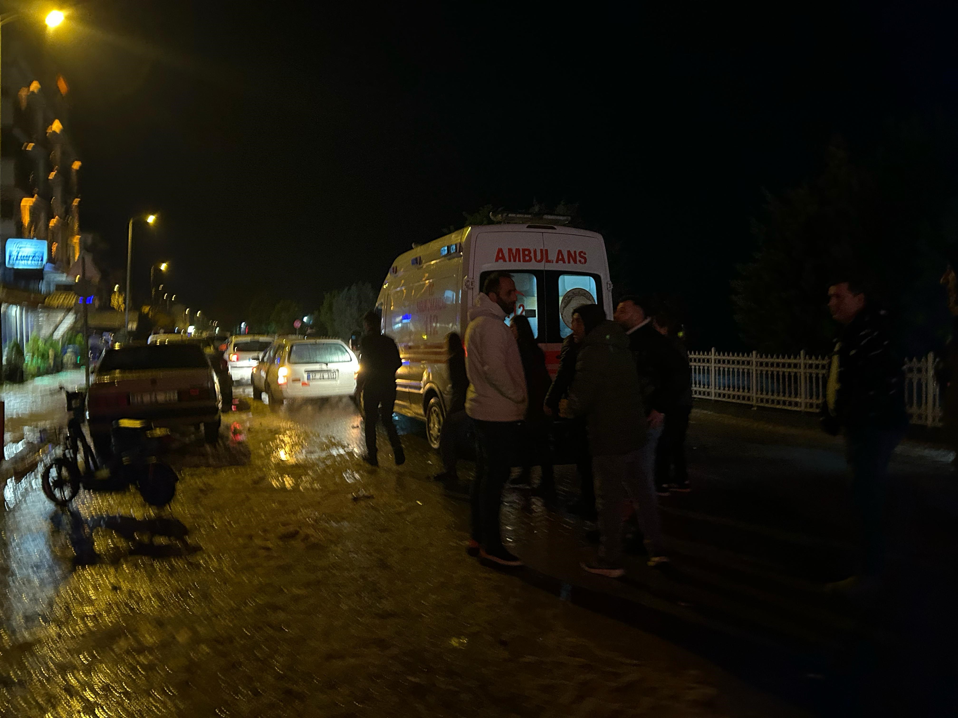 Cide'de Motosiklet Sürücüsü Yayaya Çarptı 2 Yaralı (2)