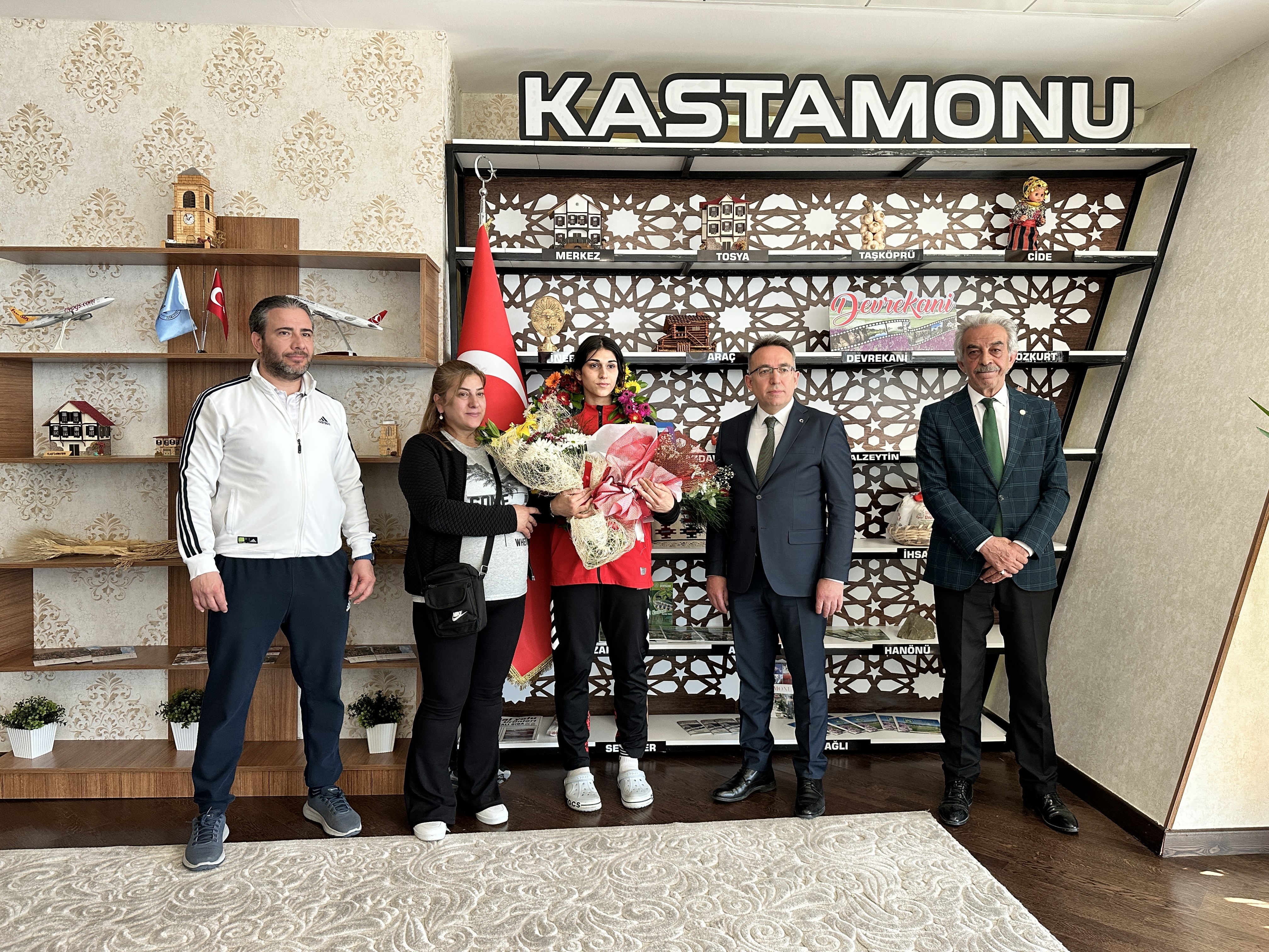 Avrupa Şampiyonu Olan Milli Sporcu Kastamonu'da Çiçeklerle Karşılandı (3)