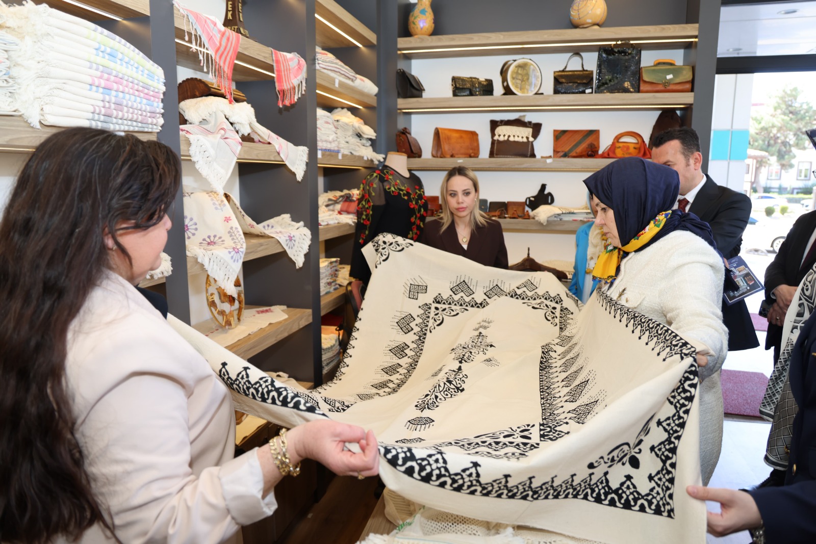 Bakan Yardımcısı Ökten El Sanatlarımıza Hayran Kaldı (3)