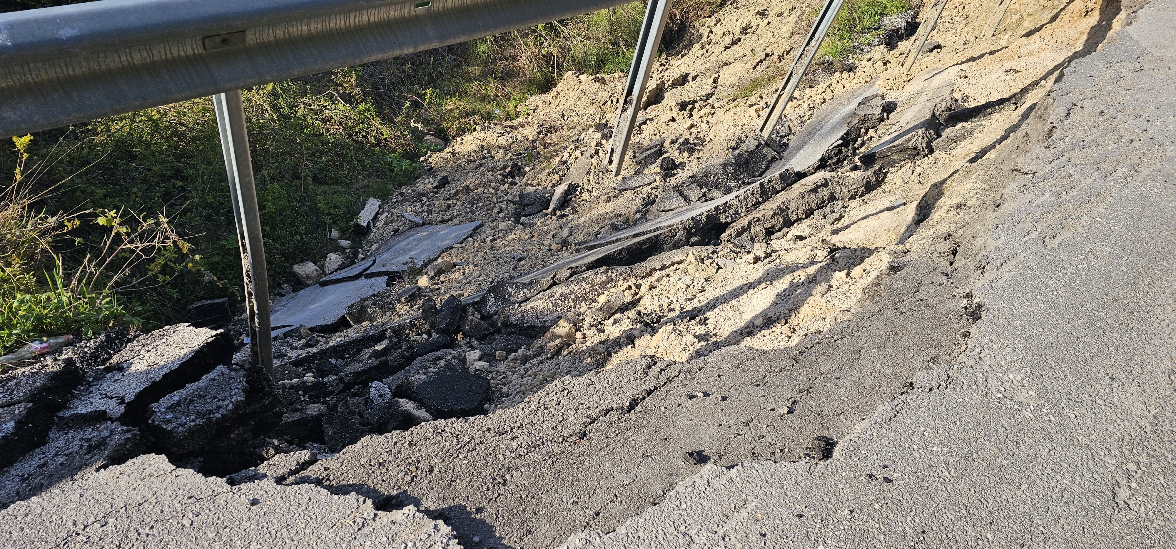 Cide Yolunda Heyelan Tehlike Oluşturuyor (4)