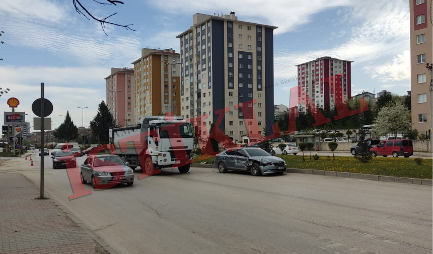 Kastamonu’da hafriyat kamyonu ve otomobil çarpıştı-1