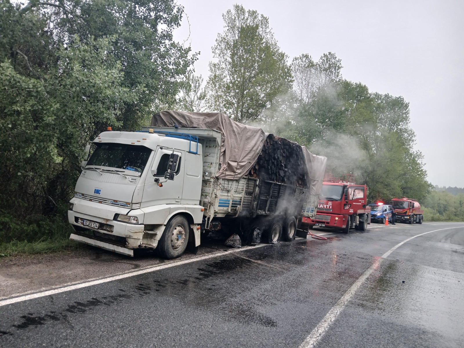 Kastamonu Plakalı Kamyon Alev Aldı (1)