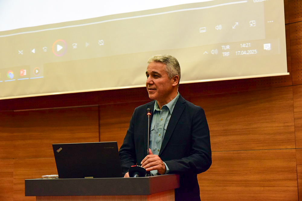 Kastamonu Üniversitesi’nde Dijitalleşen Dünya Konuşuldu45