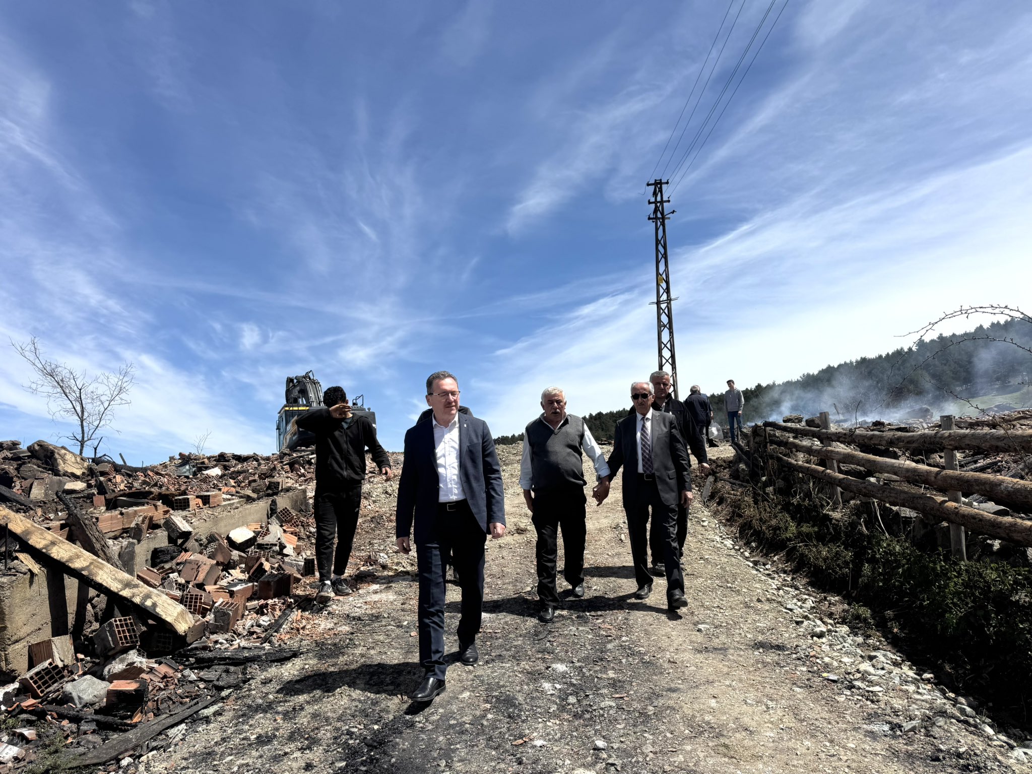 Sevgilioğlu'ndan Yangın Yerinde Inceleme (4)