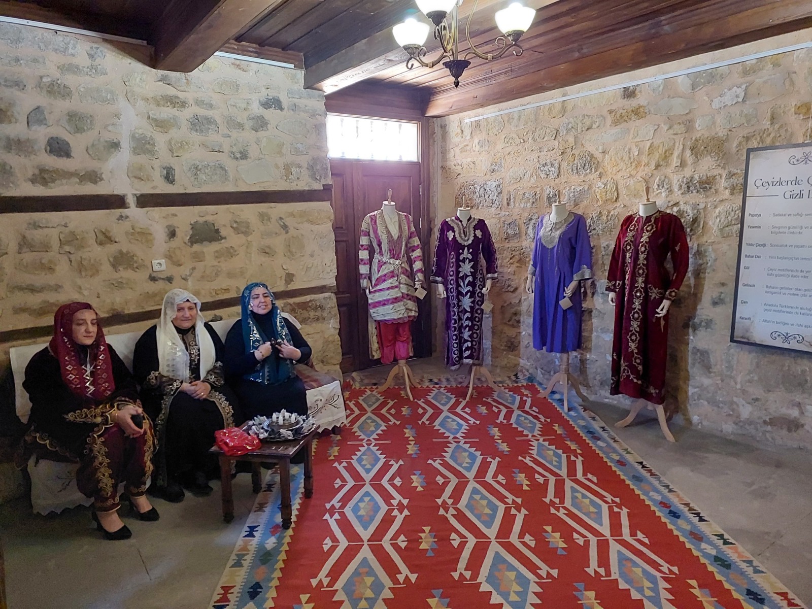 Türk Aile Yapısında Çeyiz Ve Gelinlikler Sergisi Açıldı (1)