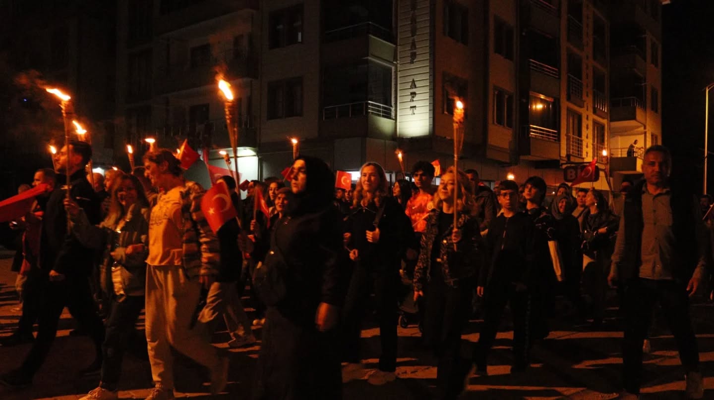 Cide'de Fener Alayı Geceyi Aydınlattı (1)