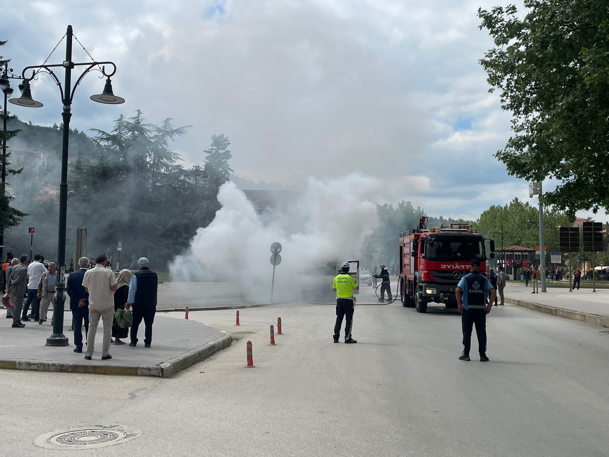 Cumhuriyet Meydanı’nda Kendi Aracını Yaktı! (2)
