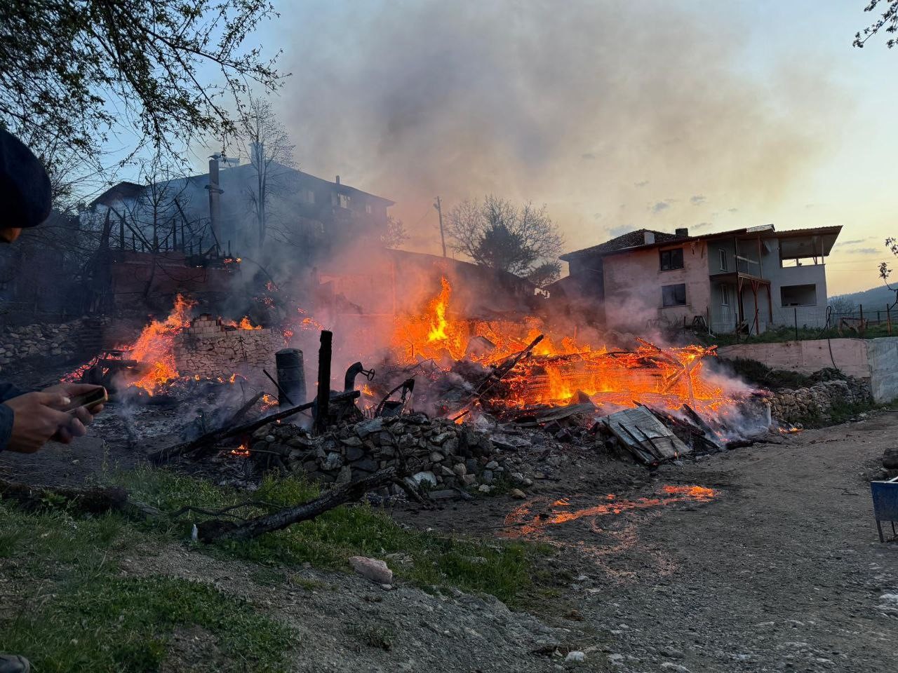 Kastamonu’da Yangın! Ev, Cami Ve Ahır Kül Oldu (3)