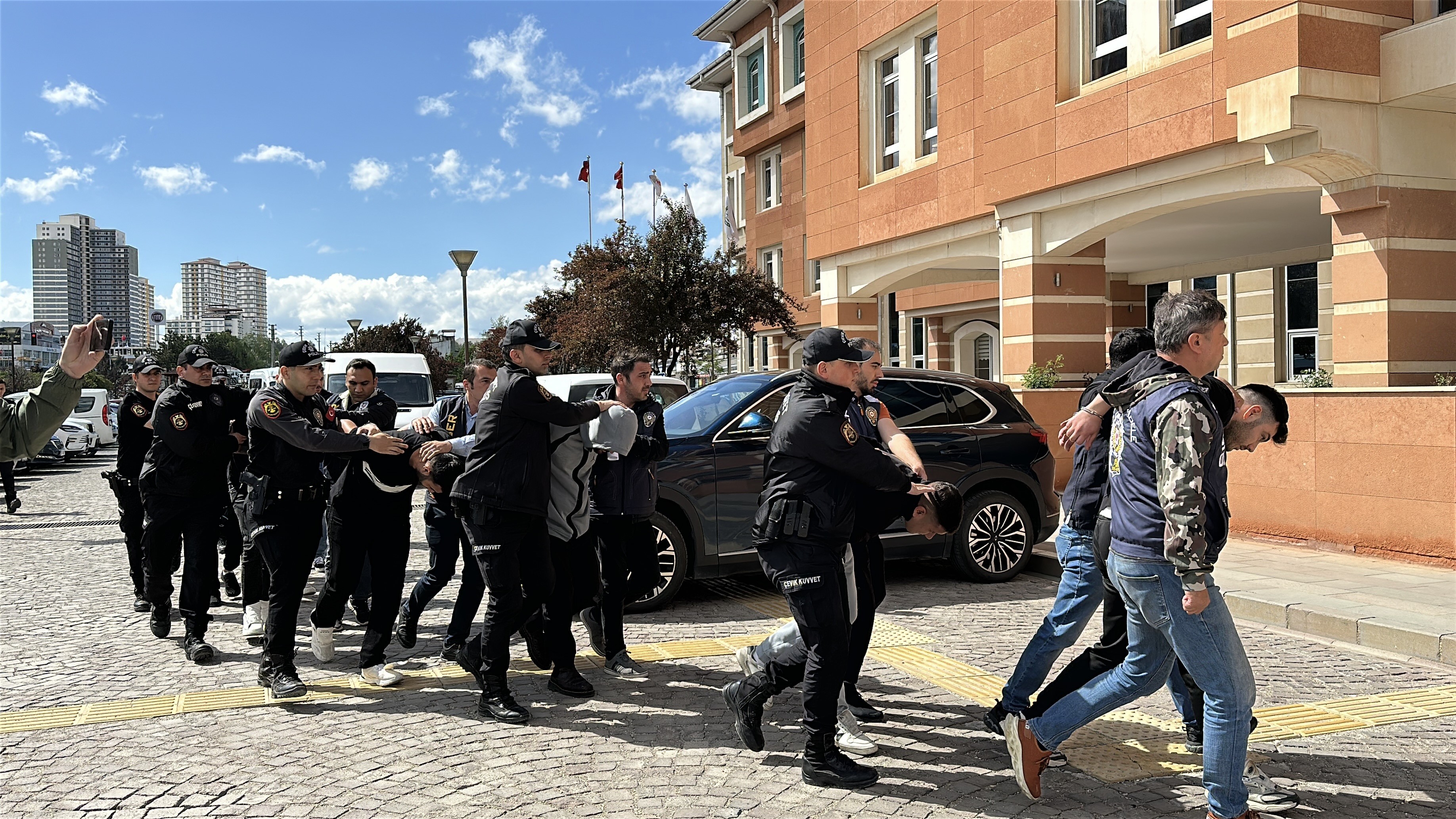 Milyonlarca Liralık Vurgun Yapan Bahis Şebekesi Çökertildi (1)