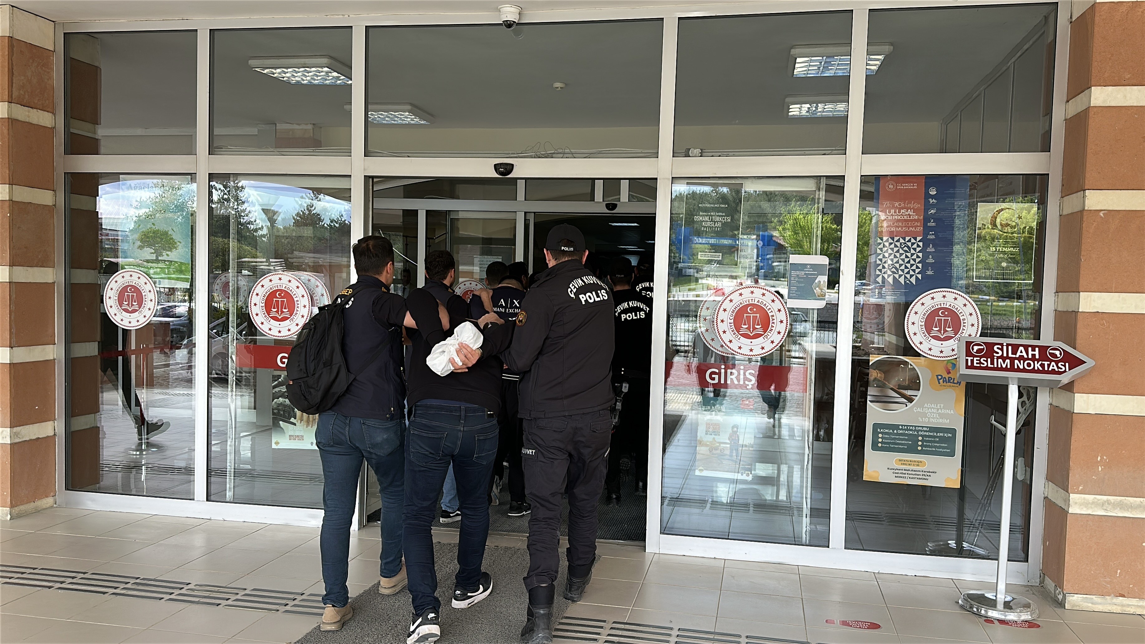 Milyonlarca Liralık Vurgun Yapan Bahis Şebekesi Çökertildi (3)