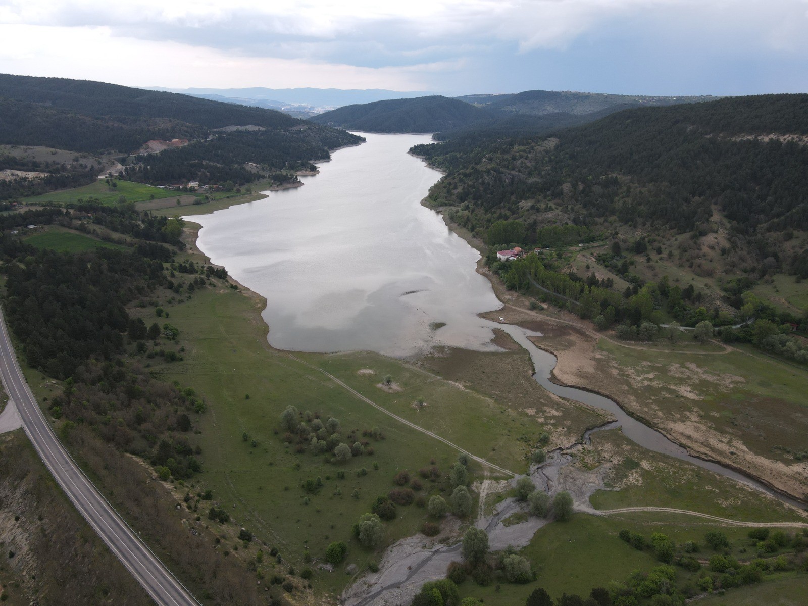 Su Seviyesi Yüzde 30'A Düştü, Baraj Havzası Yeşile Büründü (1)