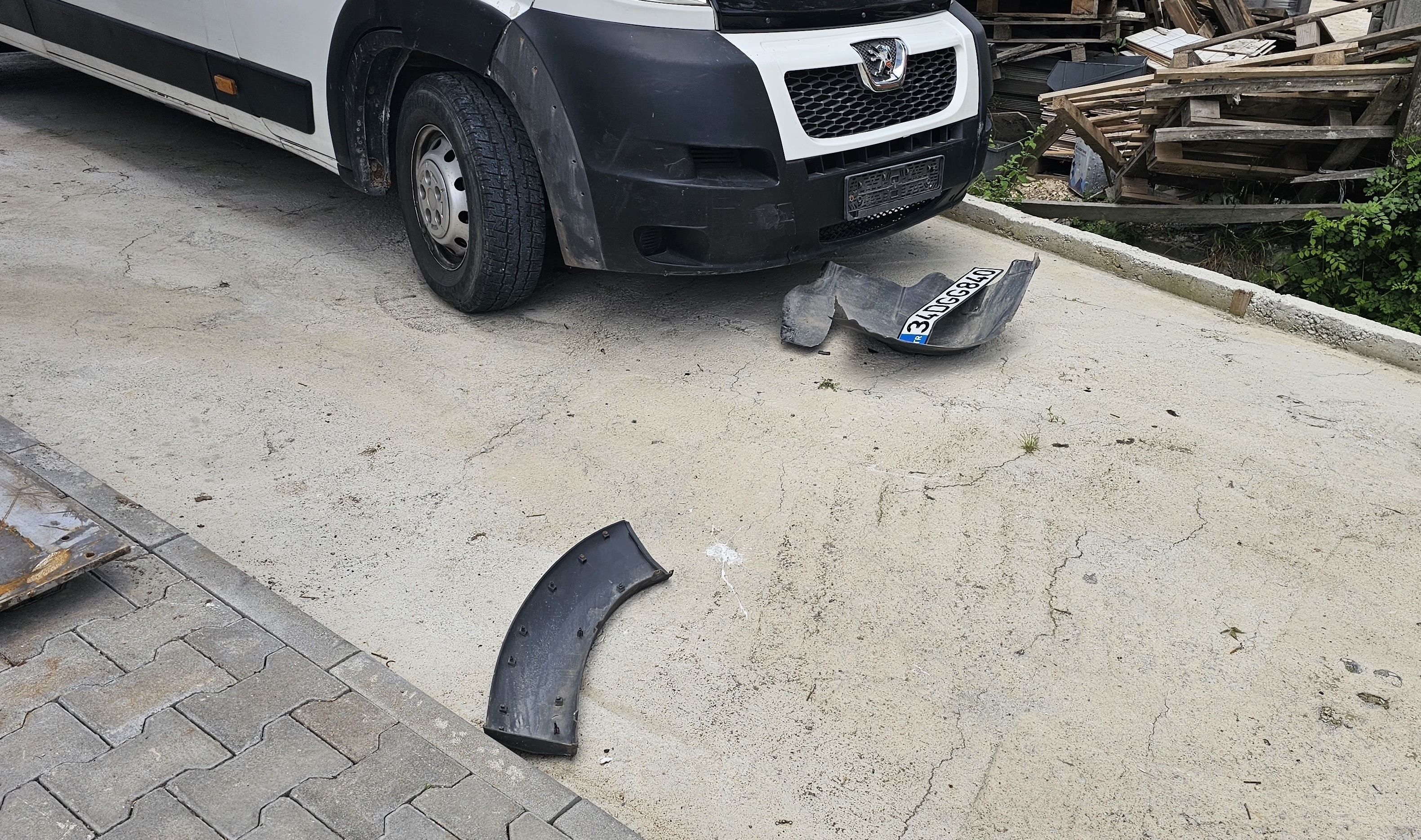 Cide'de Sokak Köpekleri Karavanın Tamponunu Parçaladı (3)