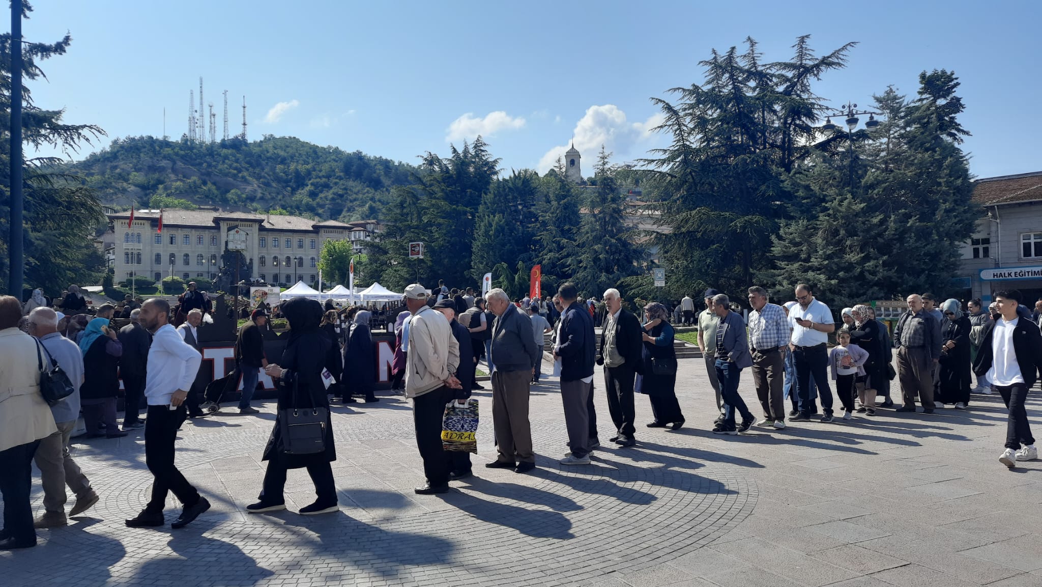 Cumhuriyet Meydanı'nda Izdiham! (2)