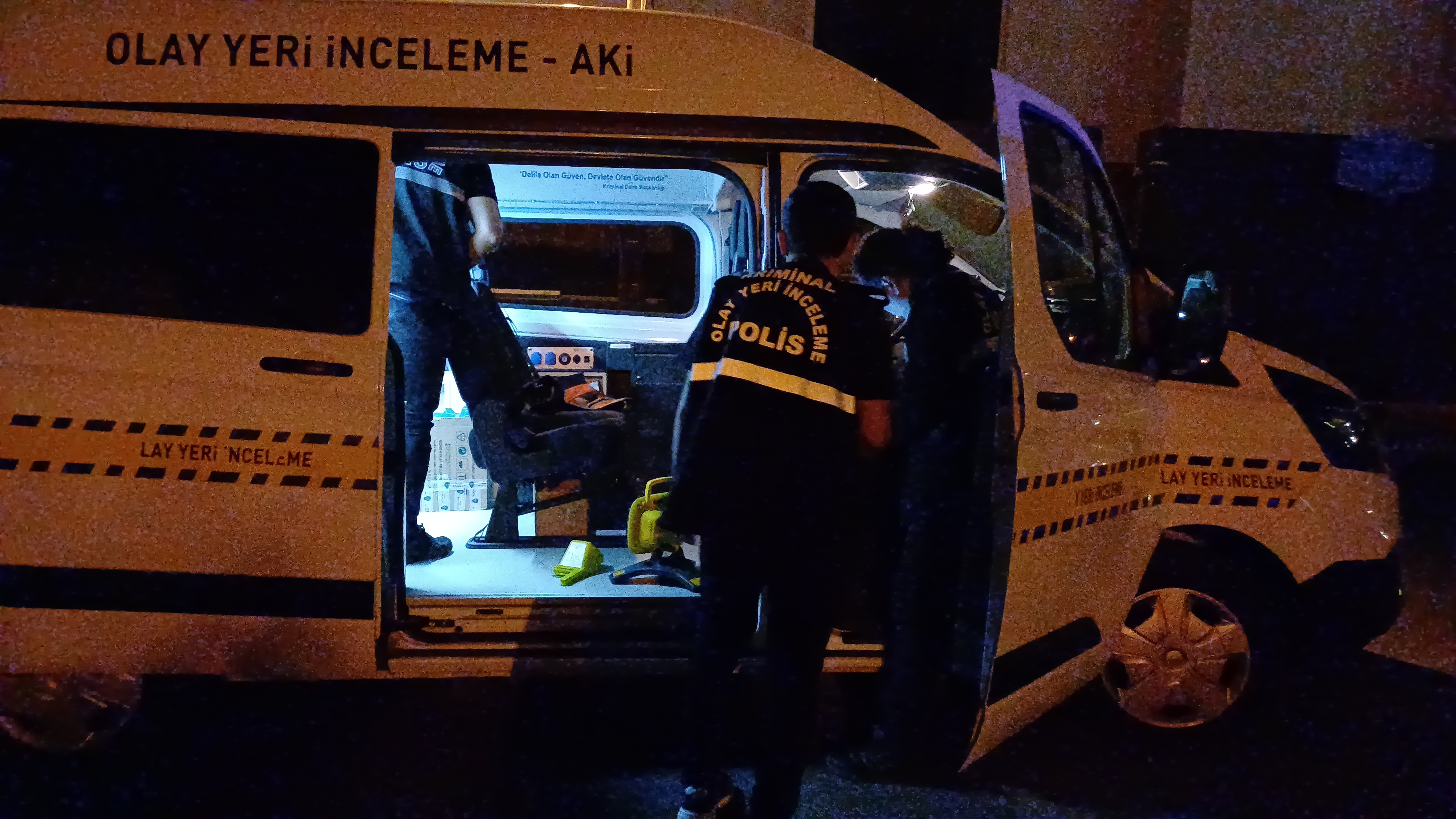 Eve Tüfekle Ateş Açıp Kaçtılar, Polis Saldırganların Peşinde! (1)