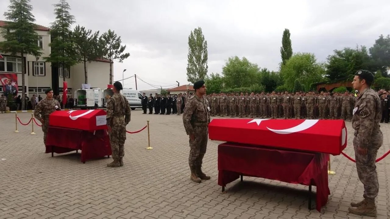Kastamonu Plakalı Tıra Çarptılar 2 Ölü, 3 Yaralı (1)